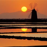 saline e mulini a vento al tramonto 